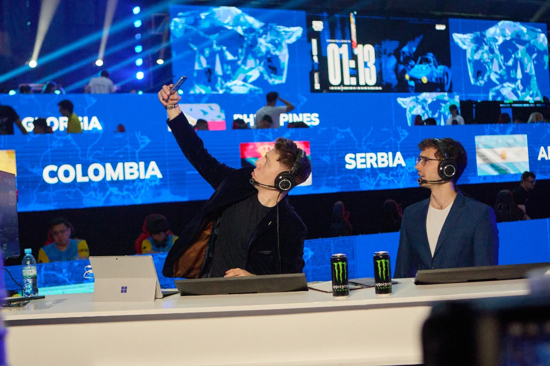 Samuel moderiert eine internationale Esports-Veranstaltung