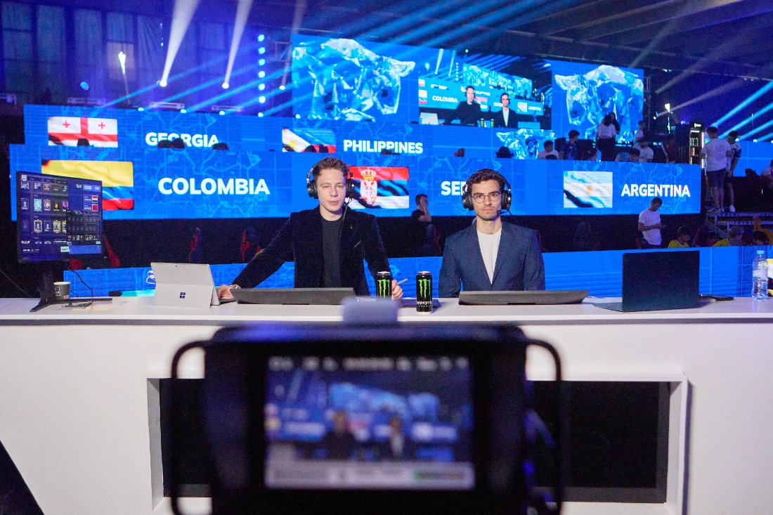 Samuel am Moderationspult einer internationalen Esports-Veranstaltung